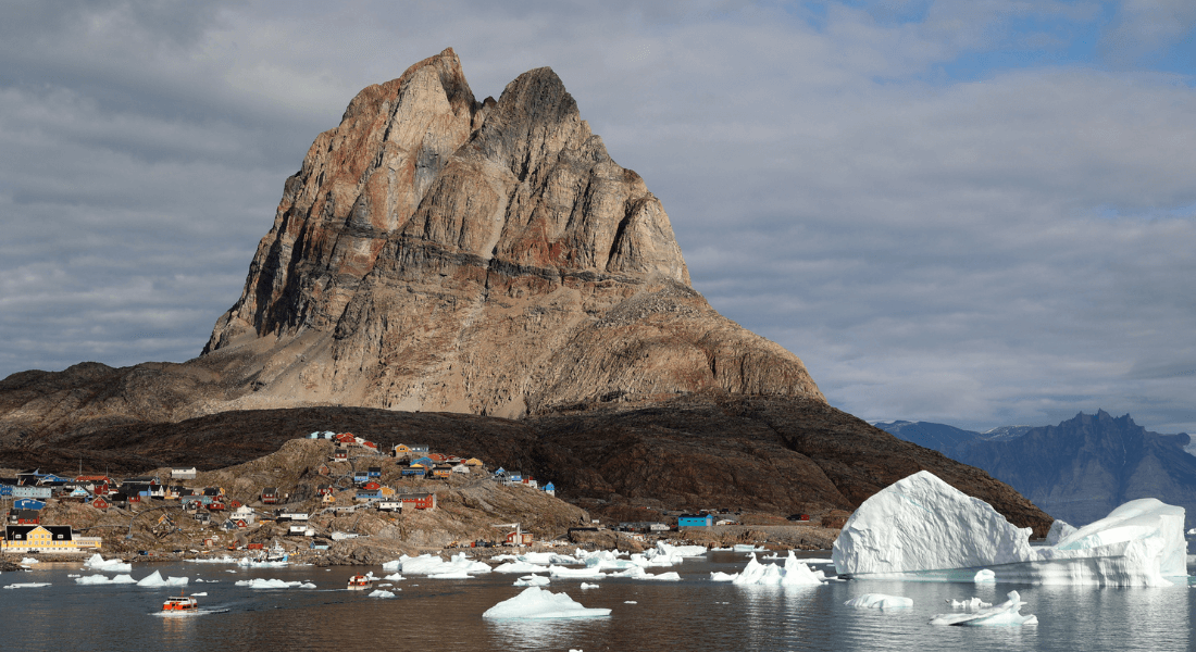 Byen Uummannaq i Grønland  Dreamstime